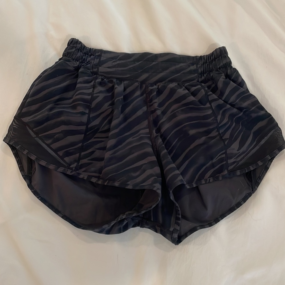 Lululemon size 4 Hotty Hot shorts 2.5 inch